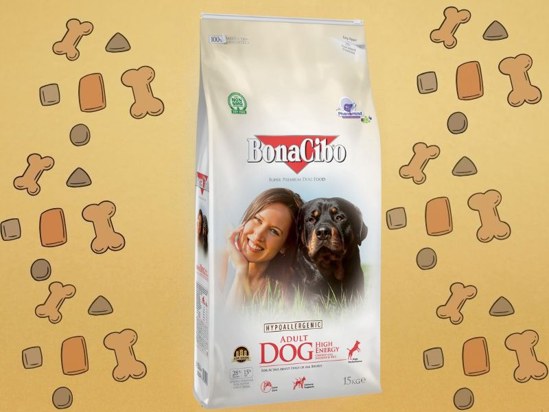 Hrana za pse Bonacibo Super Premium Visoko Energetska Hrana Za Aktivne Pse Svih Rasa, zlatna pozadina i grafika granula u pozadini
